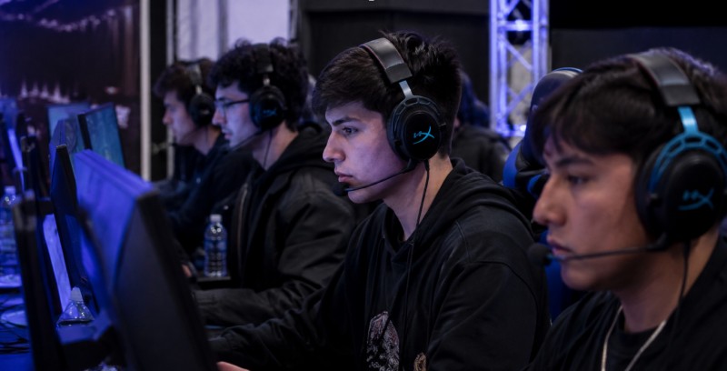 Jugadores de esports compiten frente a sus ordenadores durante un torneo